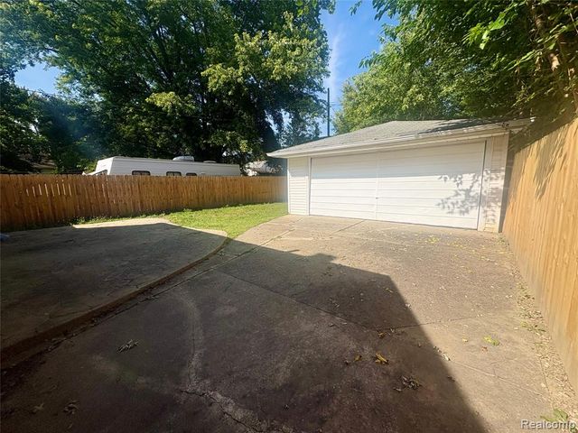 18981 Kenosha Street, Harper Woods, MI 48225
