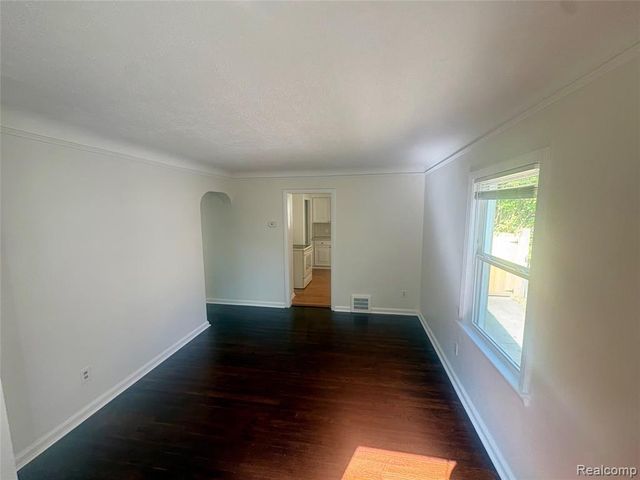 18981 Kenosha Street, Harper Woods, MI 48225