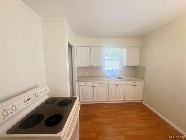 18981 Kenosha Street, Harper Woods, MI 48225