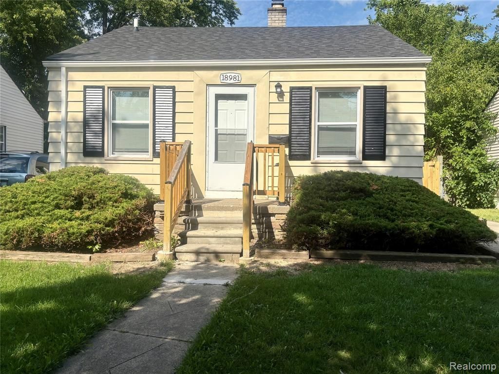 18981 Kenosha Street, Harper Woods, MI 48225
