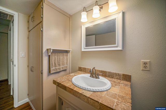1639 Nut Tree Dr NW, Salem, OR 97304