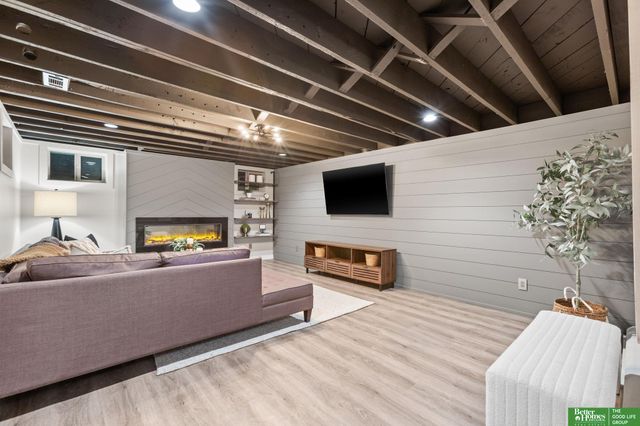 4250 William Street, Omaha, NE 68105