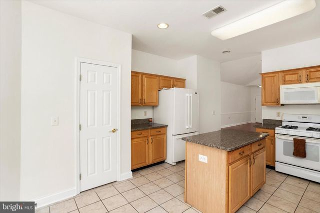 14 HUMMINGBIRD DR, Hamilton, NJ 08690