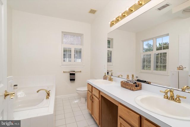 14 HUMMINGBIRD DR, Hamilton, NJ 08690