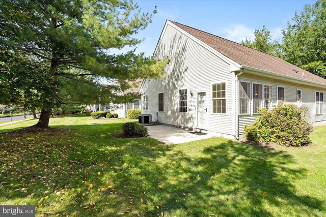 14 HUMMINGBIRD DR, Hamilton, NJ 08690