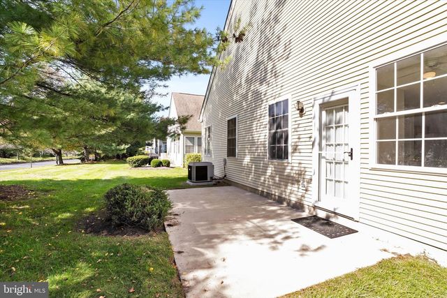 14 HUMMINGBIRD DR, Hamilton, NJ 08690