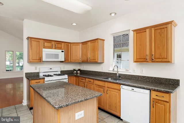 14 HUMMINGBIRD DR, Hamilton, NJ 08690