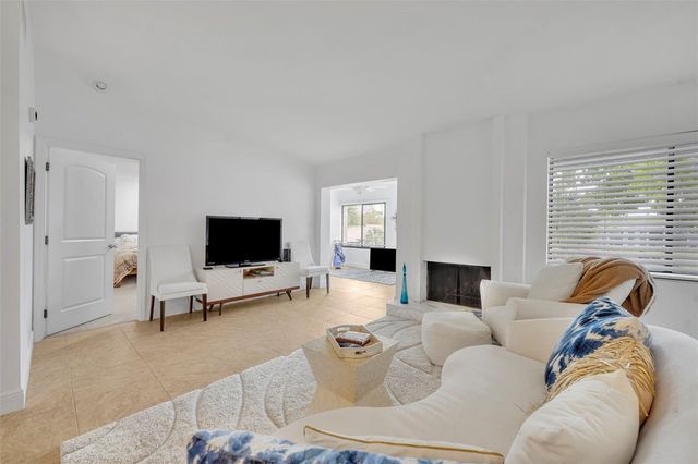 3 ESCONDIDO CIRCLE 3, Altamonte Springs, FL 32701