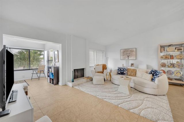 3 ESCONDIDO CIRCLE 3, Altamonte Springs, FL 32701