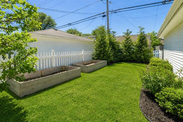 4867 N Berkeley BOULEVARD, Whitefish Bay, WI 53217