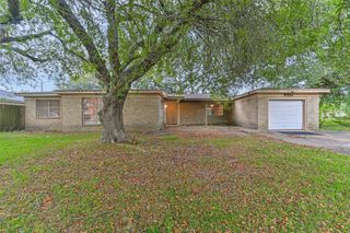 6425 N Ridgecrest Drive, Hitchcock, TX 77563