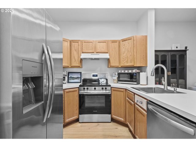 13949 BEAVERCREEK Rd 114, Oregon City, OR 97045