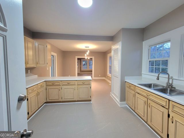 202 E Railroad Street, Valley, AL 36854