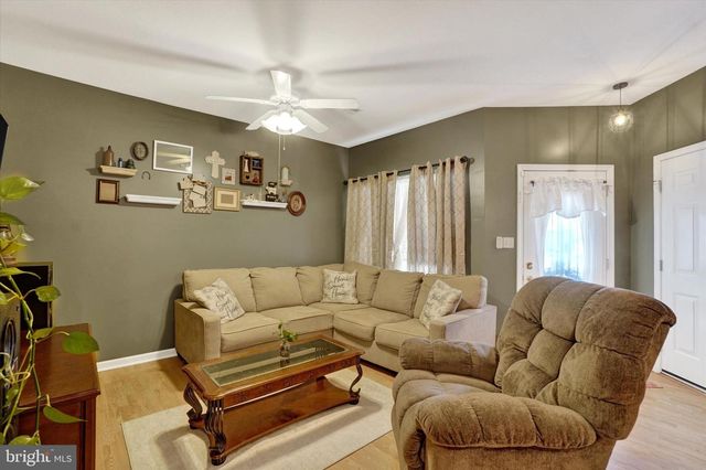 1868 DEERFIELD DR, Dover, PA 17315