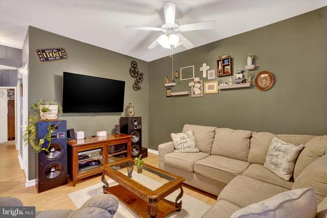 1868 DEERFIELD DR, Dover, PA 17315