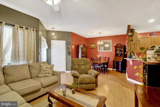 1868 DEERFIELD DR, Dover, PA 17315