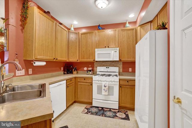 1868 DEERFIELD DR, Dover, PA 17315