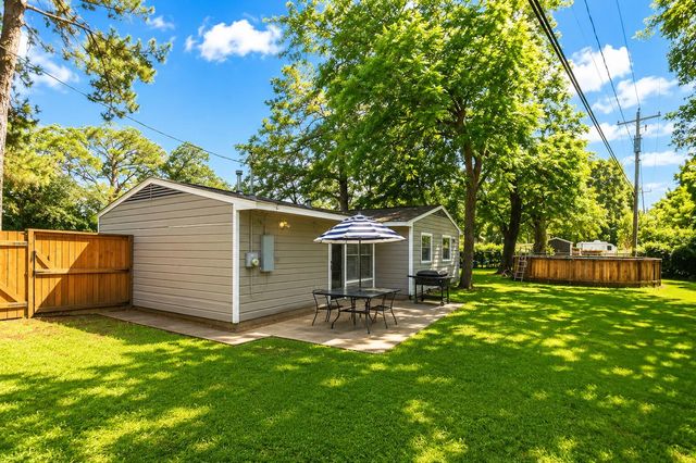 59 Caladium Court, Lake Jackson, TX 77566