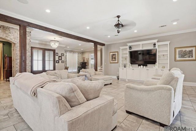 215 Burkett Ln, Denham Springs, LA 70706