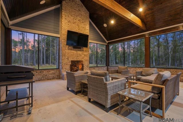 215 Burkett Ln, Denham Springs, LA 70706