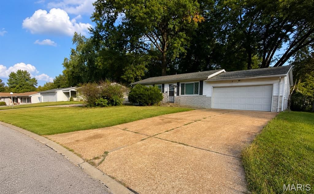 1457 Widefields Lane, St Louis, MO 63138