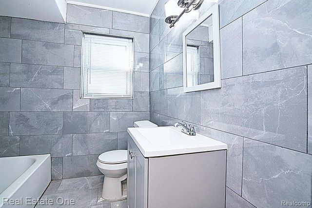 8035 PINEHURST Street, Detroit, MI 48204