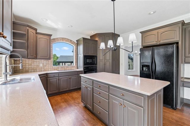22907 W 48TH Street, Shawnee, KS 66226