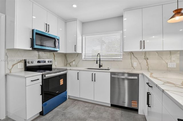1320 SE 10th St, Deerfield Beach, FL 33441