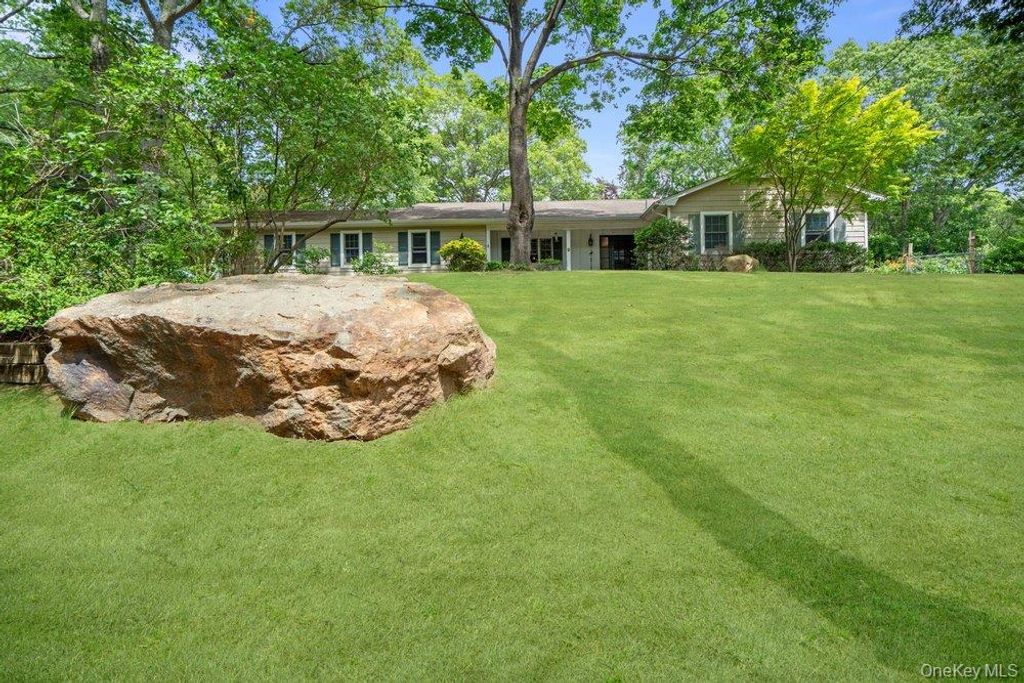 9 Dillmont Drive, Smithtown, NY 11787 — photo 3