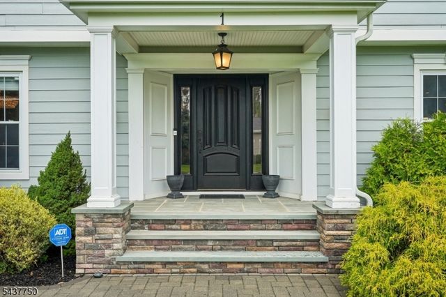 1 York Pl, North Caldwell Boro, NJ 07006