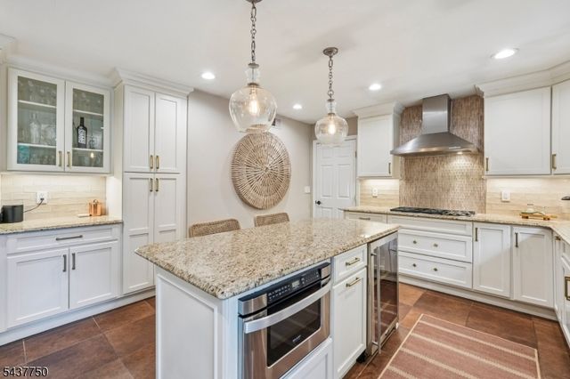 1 York Pl, North Caldwell Boro, NJ 07006