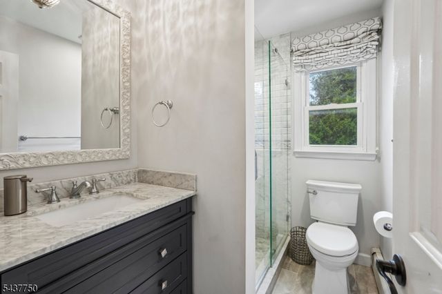 1 York Pl, North Caldwell Boro, NJ 07006