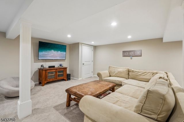 1 York Pl, North Caldwell Boro, NJ 07006