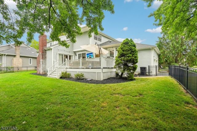 1 York Pl, North Caldwell Boro, NJ 07006