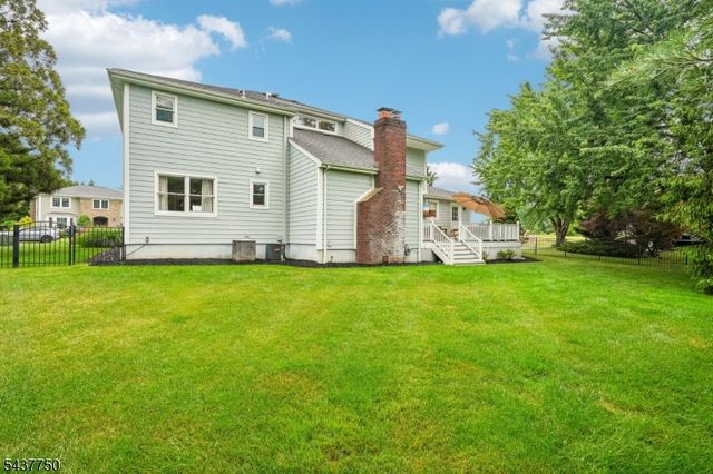 1 York Pl, North Caldwell Boro, NJ 07006
