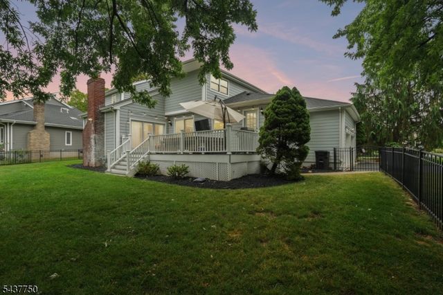 1 York Pl, North Caldwell Boro, NJ 07006