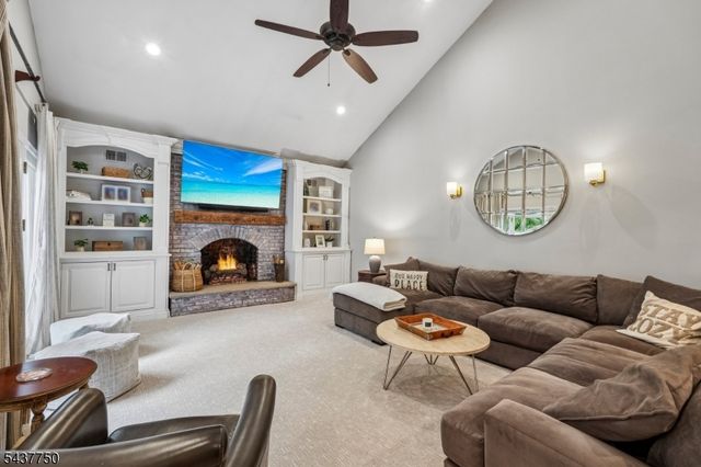 1 York Pl, North Caldwell Boro, NJ 07006