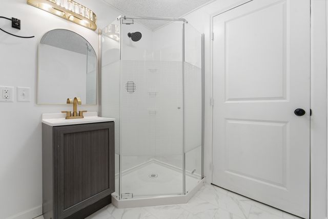 3200 Oxford Street, Des Moines, IA 50313