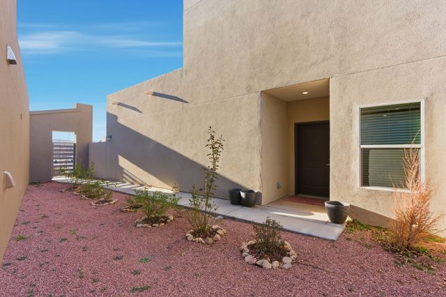 1630 Tierra Alta Court NW, Los Lunas, NM 87031