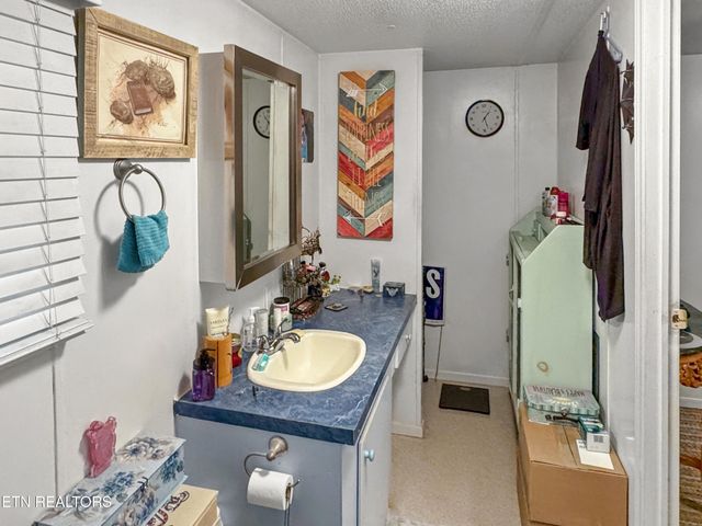 160 Casey Rd, Harriman, TN 37748