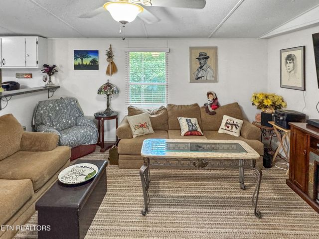 160 Casey Rd, Harriman, TN 37748