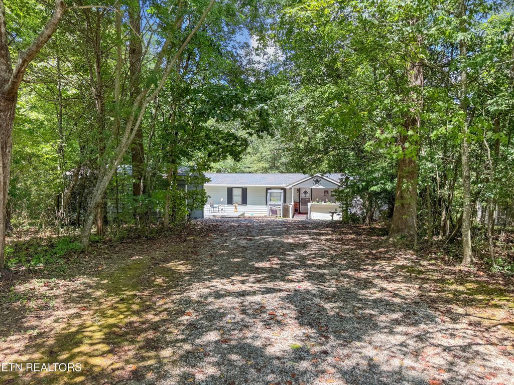 160 Casey Rd, Harriman, TN 37748
