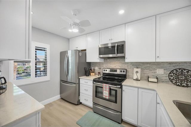 370 THREE LAKES LANE F, Venice, FL 34285