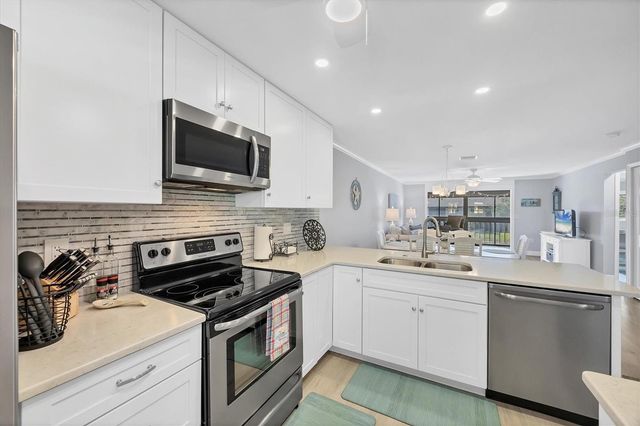 370 THREE LAKES LANE F, Venice, FL 34285