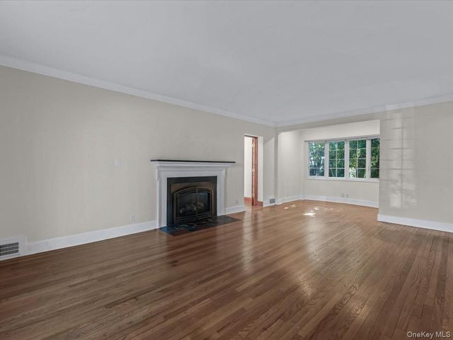 2 Amherst Road E, Great Neck, NY 11021