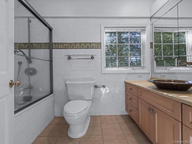 2 Amherst Road E, Great Neck, NY 11021