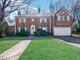 2 Amherst Road E, Great Neck, NY 11021