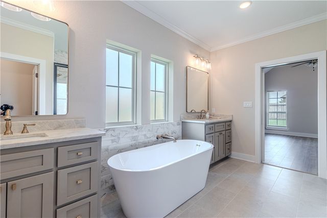 1037 Queen Elizabeth Drive, Mcgregor, TX 76657