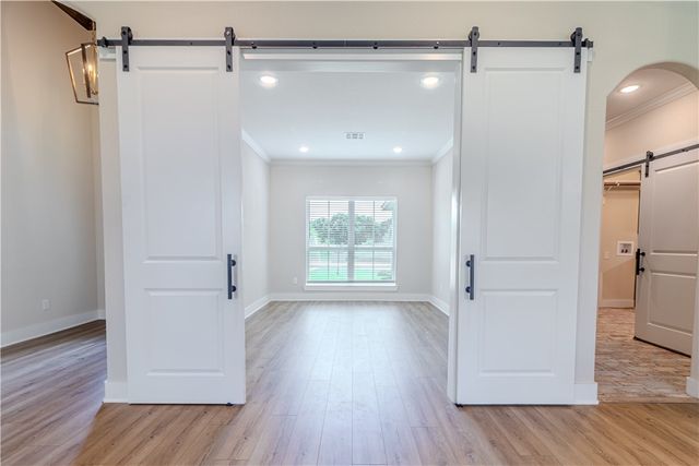 1037 Queen Elizabeth Drive, Mcgregor, TX 76657