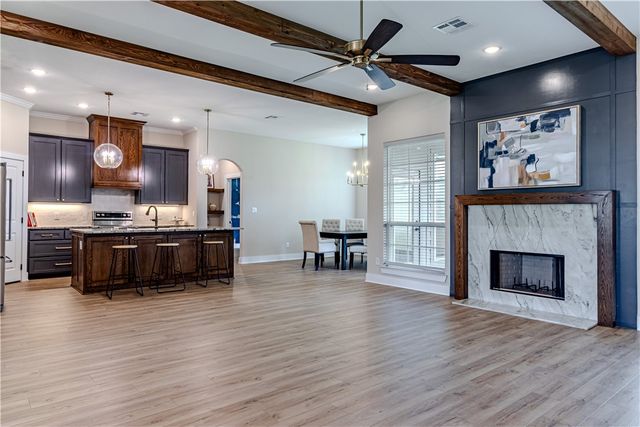 1037 Queen Elizabeth Drive, Mcgregor, TX 76657